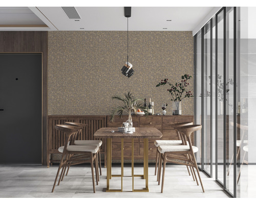 Eetkamer met houten tafel, stoelen, dressoir en behang met patroon