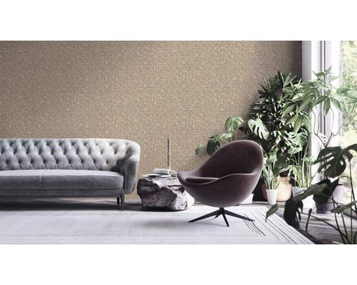 Woonkamer met bank, fauteuil, planten en behang met patroon