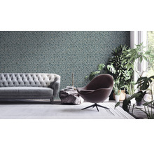 Woonkamer met bank, fauteuil en wandbehang met labyrintpatroon