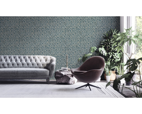 Woonkamer met bank, fauteuil en wandbehang met labyrintpatroon