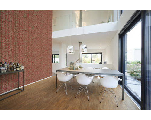 Lichte eetkamer met rood patroonbehang, eettafel en stoelen.