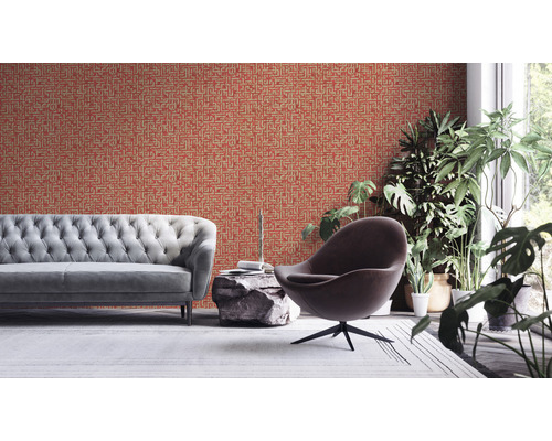 Woonkamer met patroonbehang, bank en kamerplanten