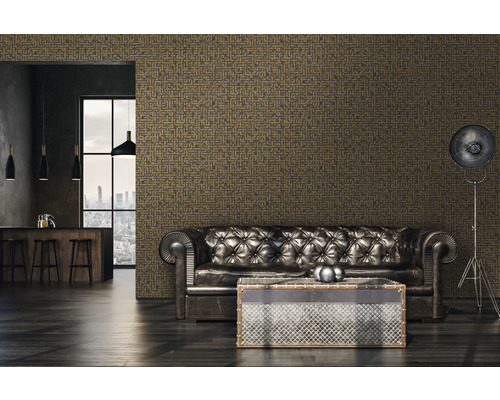 Woonkamer met lederen bank en behang met labyrintmotief