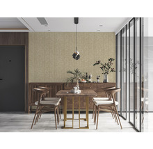 Lichte eetkamer met houten tafel, stoelen en behang met patroon