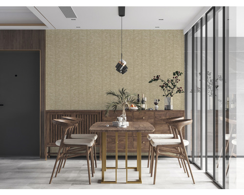 Lichte eetkamer met houten tafel, stoelen en behang met patroon