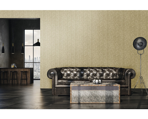 Woonkamer met bruine leren bank, salontafel, staande lamp en behang met motief