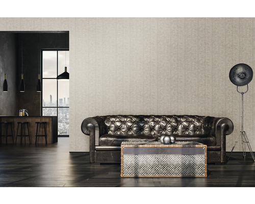 Woonkamer met Chesterfield-bank, salontafel en staande lamp voor een behang met patroon