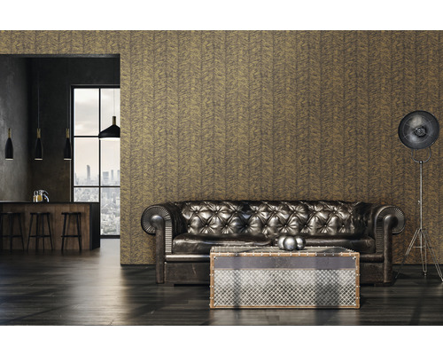 Woonkamer met leren bank, staande lamp en patroonbehang