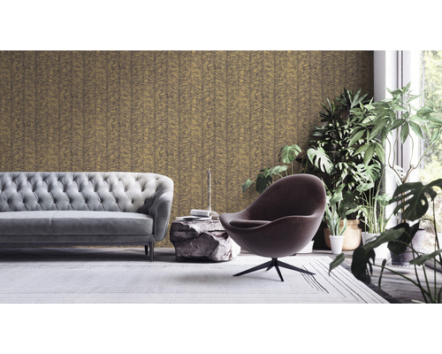 Woonkamer met gedessineerd behang, bank, fauteuil en kamerplanten