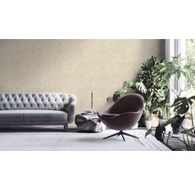 Woonkamer met bank, fauteuil en kamerplanten voor een patroonbehang.
