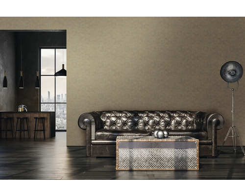 Woonkamer met leren bank, salontafel en staande lamp