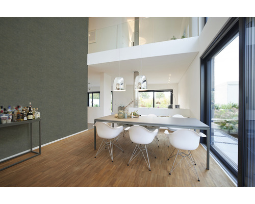 Lichte woonkamer met eettafel en decoratie