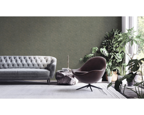 Woonkamer met bank, fauteuil, stenen tafel en kamerplanten