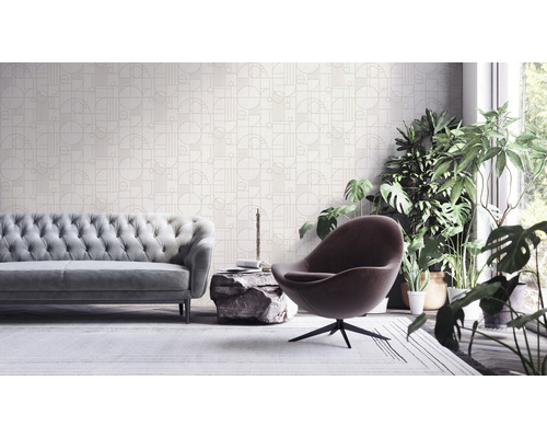 Woonkamer met bank, fauteuil, kamerplanten en behang met patroon