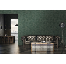 Woonkamer met leren bank, metalen tafel, vloerlamp en geometrisch behang