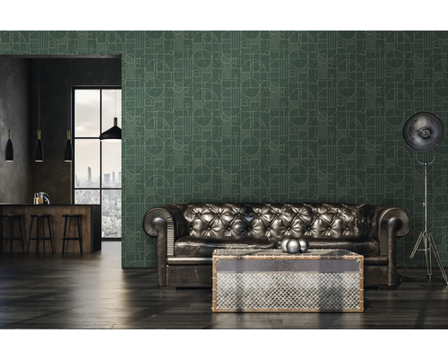 Woonkamer met leren bank, metalen tafel, vloerlamp en geometrisch behang