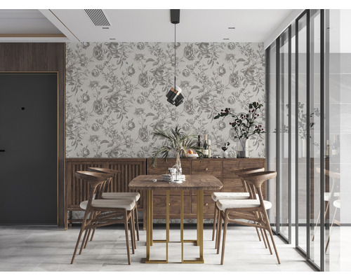 Eetkamer met houten tafel, stoelen en bloemenbehang