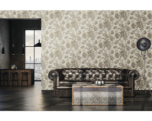 Decoratieve woonkamer met een bloemenbehang, een leren bank en een staande lamp.