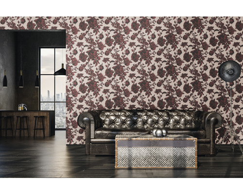 Woonkamer met bloemenbehang, leren bank en staande lamp