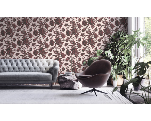 Woonkamer met bank, fauteuil, salontafel en behang met rozenmotief