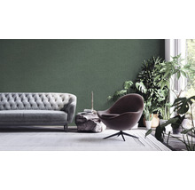 Lichte woonkamer met groen behang, bank, fauteuil en planten voor een vriendelijke sfeer