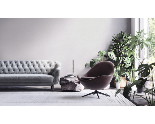 Woonkamer met bank, fauteuil, bijzettafel en kamerplanten