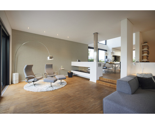 Lichte woonkamer met twee fauteuils, een staande lamp en een open haard