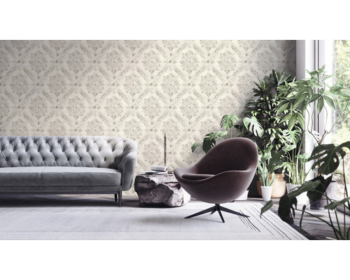 Woonkamer met behang met motief, bank, fauteuil en kamerplanten