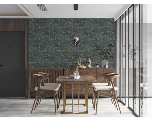 Eetkamer met eettafel, stoelen en behang met motief