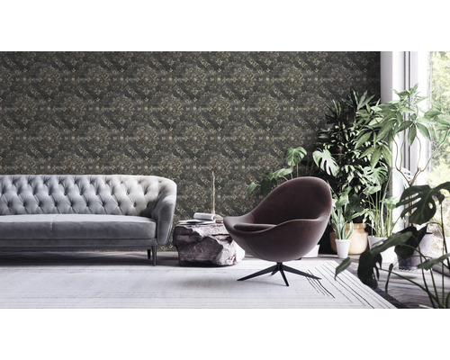 Woonkamer met bank, fauteuil en behang met patroon voor een stijlvolle inrichting