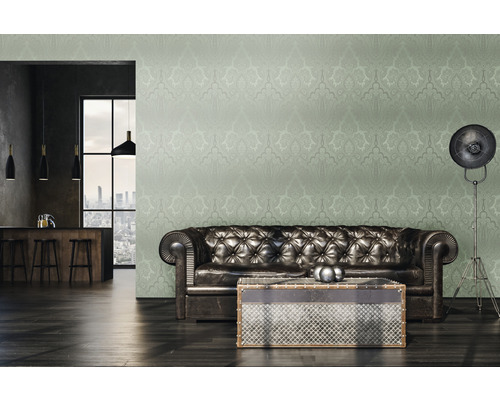 Woonkamer met leren bank, salontafel en behang met motief