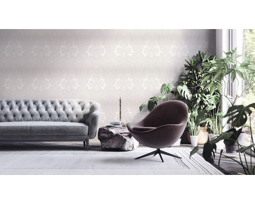 Woonkamer met bank, fauteuil, bijzettafel en kamerplanten