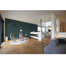 Lichte woonkamer met fauteuils, vloerlamp en open haard