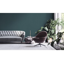 Woonkamer met bank, fauteuil en kamerplanten