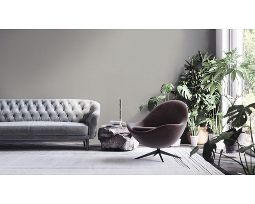 Woonkamer met bank, fauteuil en kamerplanten