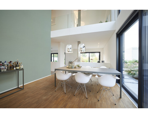 Lichte eetkamer met eettafel, stoelen, hanglampen en uitzicht door de ramen naar buiten