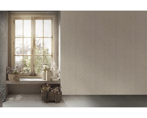 Lichte kamer met raam en behang met patroon.