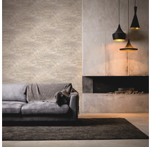 Moderne woonkamer met gestructureerd behang, bank, vloerkleed, lampen en open haard