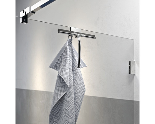 Douchecabine met douchewisser en handdoek