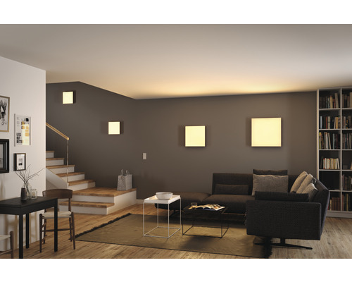 Woonkamer met trap en vierkante wandlampen