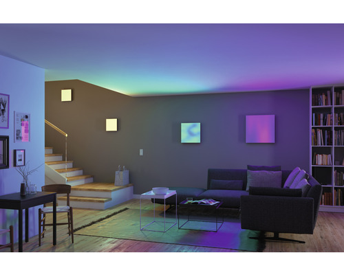 Moderne woonkamer met bank, trap en boekenkast