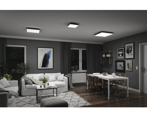 Woonkamer met zithoek, eettafel en vierkante plafondlampen