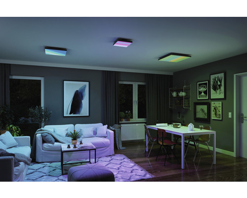 Woonkamer met drie vierkante plafondlampen, bank, tafel en decoratie