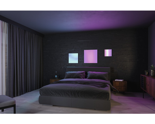 Slaapkamer met bed, nachtkastjes, gordijnen en wanddecoratie