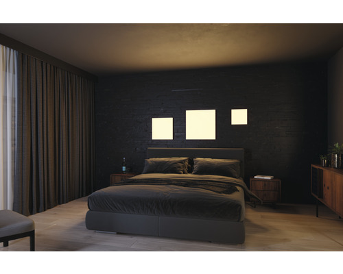 Slaapkamer met bed, nachtkastjes en wandlampen