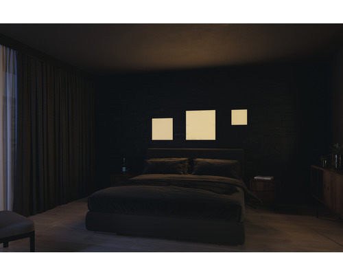 Slaapkamer met tweepersoonsbed, nachtkastjes, dressoir en muurkunst