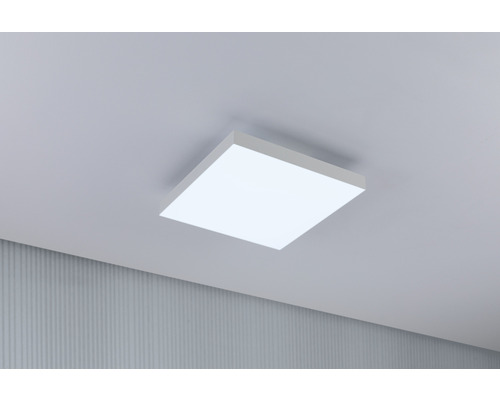 Vierkante plafondlamp aan kamerplafond