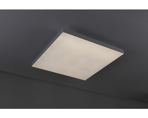 Vierkante plafondlamp aan een plafond