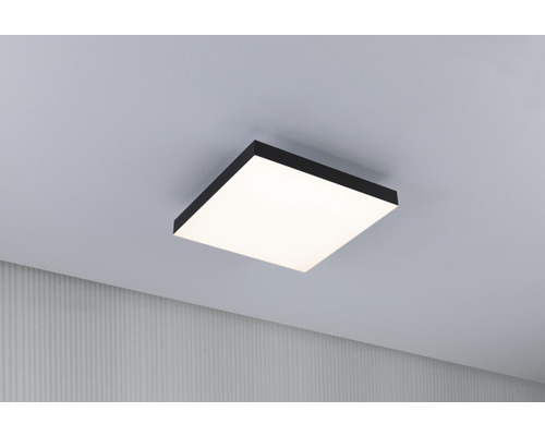 Vierkante plafondlamp met zwarte lijst aan het plafond