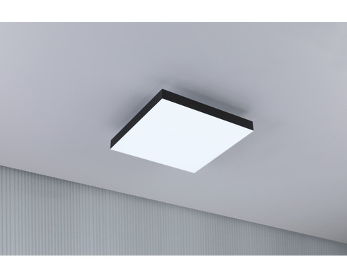 Vierkante LED plafondlamp met donker frame aan een plafond